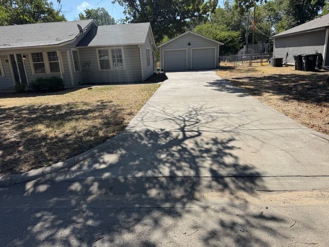 507 Poindexter Avenue, Cleburne, TX 76033