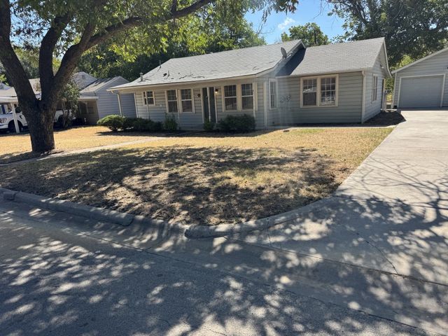 507 Poindexter Avenue, Cleburne, TX 76033