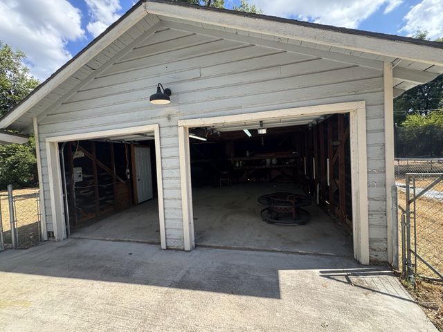 507 Poindexter Avenue, Cleburne, TX 76033