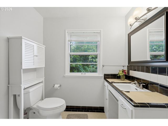 7200 Sw BENZ PARK Dr, Portland, OR 97225