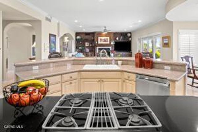 1039 CALLE FLOR Place, El Paso, TX 79912