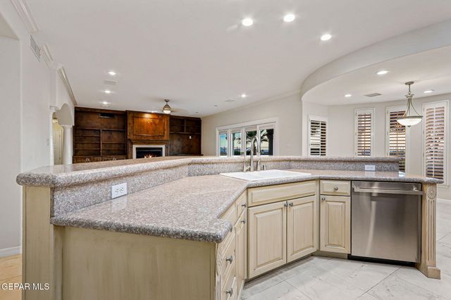 1039 CALLE FLOR Place, El Paso, TX 79912