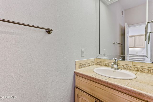 1039 CALLE FLOR Place, El Paso, TX 79912