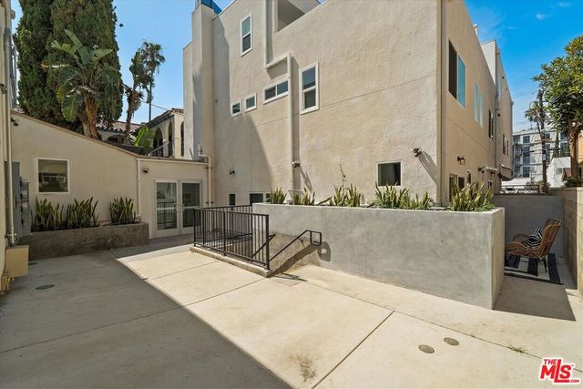 1409 N Hobart Boulevard 101, Los Angeles, CA 90027