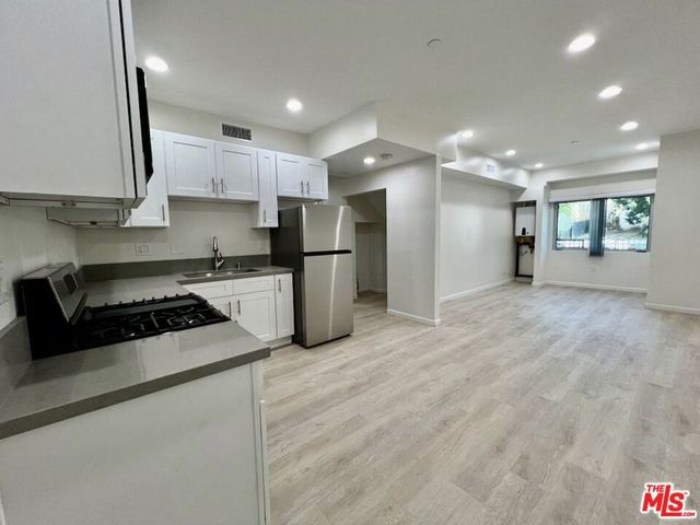 1409 N Hobart Boulevard 101, Los Angeles, CA 90027