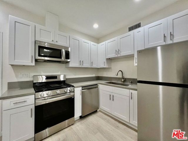 1409 N Hobart Boulevard 101, Los Angeles, CA 90027