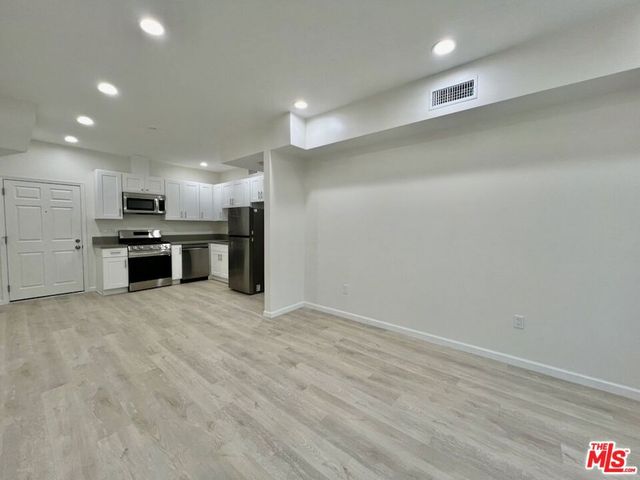 1409 N Hobart Boulevard 101, Los Angeles, CA 90027