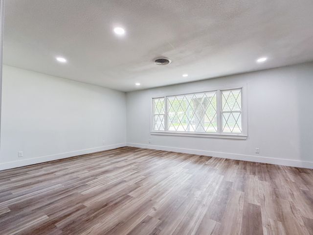5808 Wales Avenue, Fort Worth, TX 76133