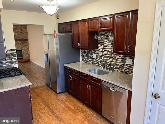 4 FAIR OAKS CT, Newtown, PA 18940