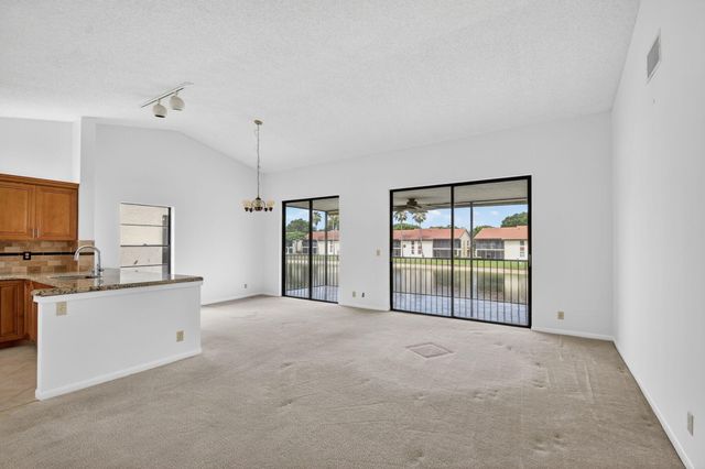 10231 N Circle Lake Drive 201, Boynton Beach, FL 33437