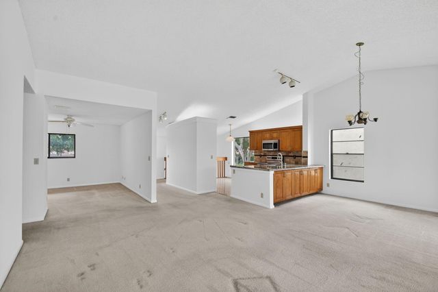 10231 N Circle Lake Drive 201, Boynton Beach, FL 33437