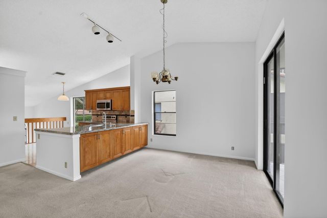 10231 N Circle Lake Drive 201, Boynton Beach, FL 33437