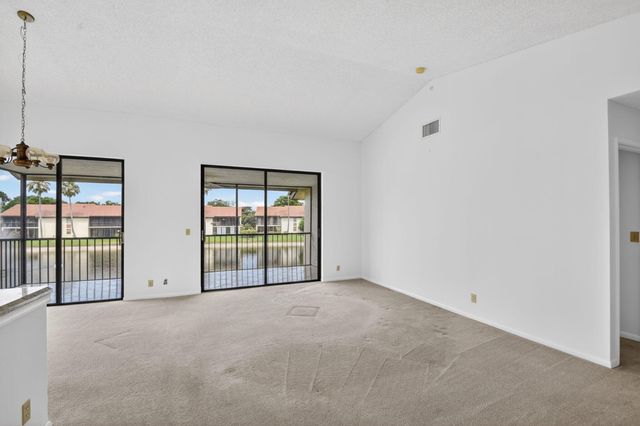 10231 N Circle Lake Drive 201, Boynton Beach, FL 33437