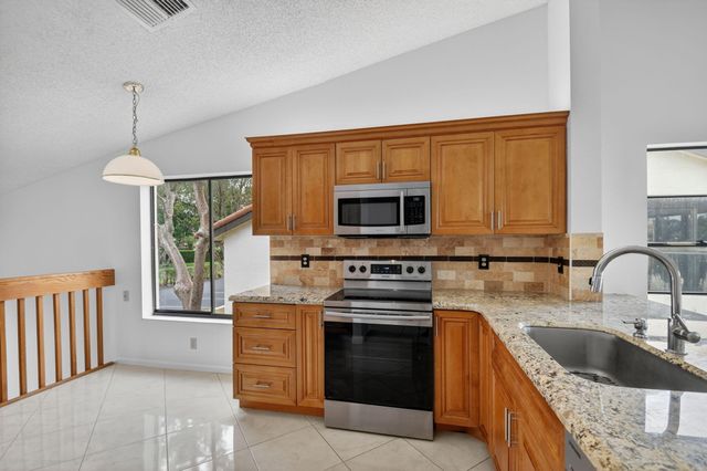 10231 N Circle Lake Drive 201, Boynton Beach, FL 33437