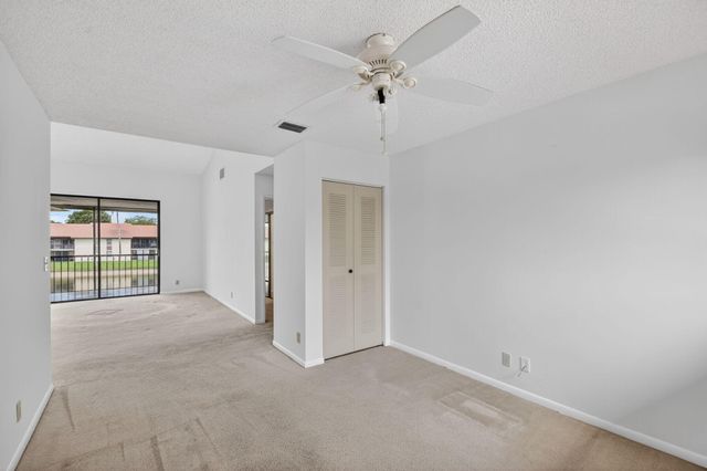 10231 N Circle Lake Drive 201, Boynton Beach, FL 33437