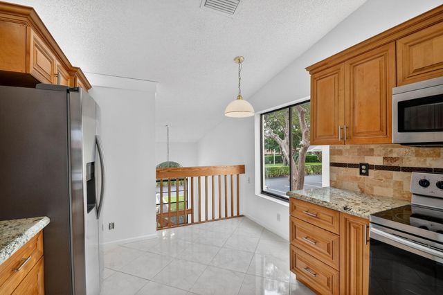 10231 N Circle Lake Drive 201, Boynton Beach, FL 33437