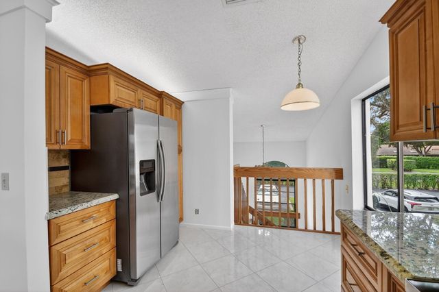 10231 N Circle Lake Drive 201, Boynton Beach, FL 33437