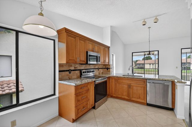 10231 N Circle Lake Drive 201, Boynton Beach, FL 33437