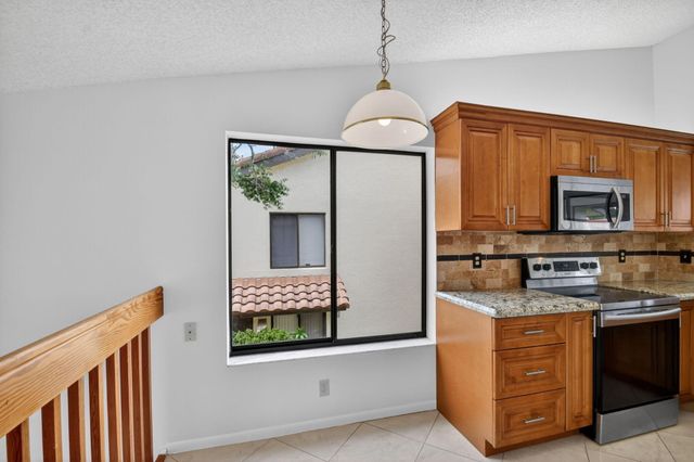 10231 N Circle Lake Drive 201, Boynton Beach, FL 33437
