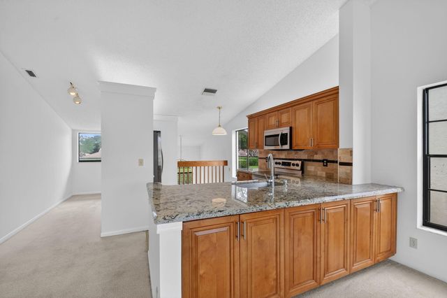 10231 N Circle Lake Drive 201, Boynton Beach, FL 33437