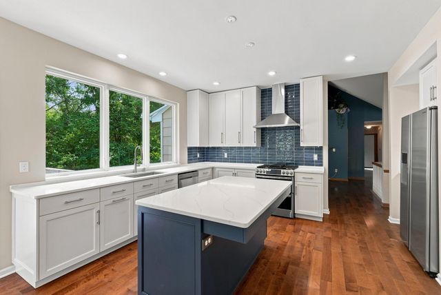 2412 HILLSHIRE DR, Columbia, MO 65203