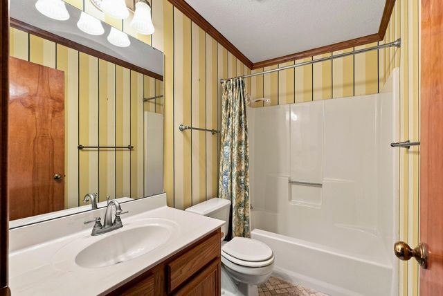 2412 HILLSHIRE DR, Columbia, MO 65203