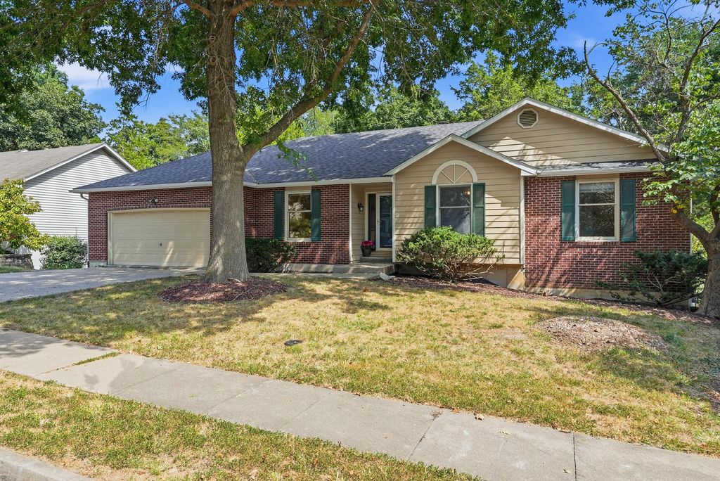 2412 HILLSHIRE DR, Columbia, MO 65203