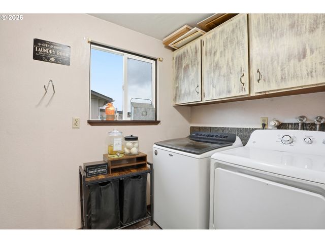 224 6TH St, Dayton, OR 97114