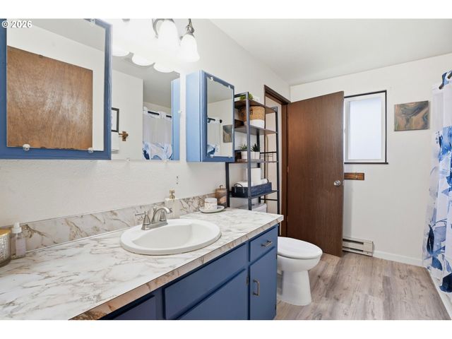 224 6TH St, Dayton, OR 97114