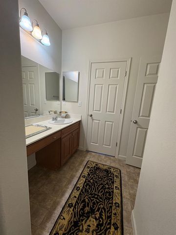 2260 Gallery Dr, Riverbank, CA 95367