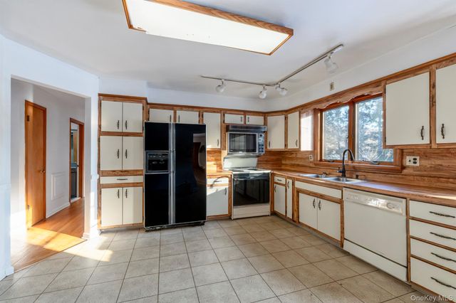 609 New Paltz Road, Highland, NY 12528