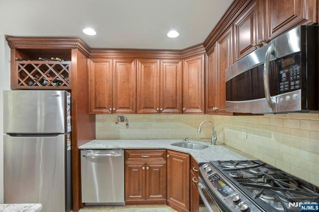 124 Falls Bridge Drive 629, Totowa, NJ 07512