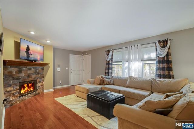 124 Falls Bridge Drive 629, Totowa, NJ 07512