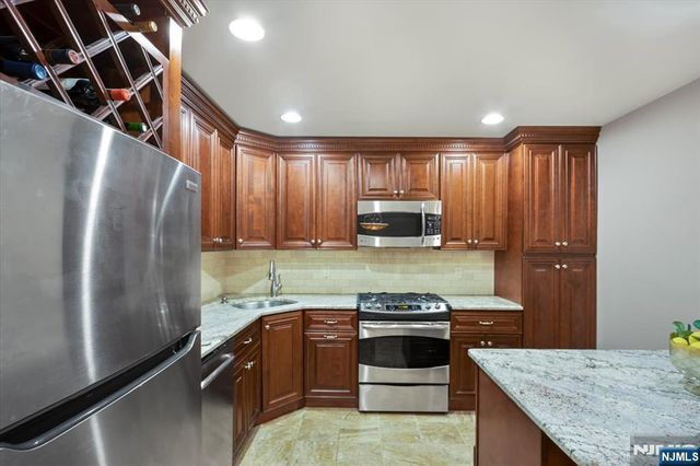 124 Falls Bridge Drive 629, Totowa, NJ 07512