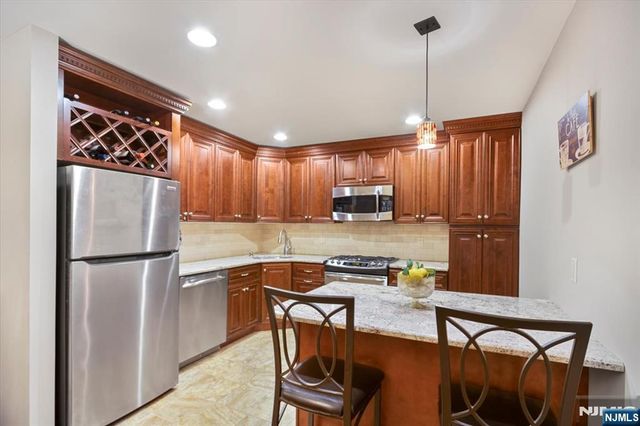 124 Falls Bridge Drive 629, Totowa, NJ 07512