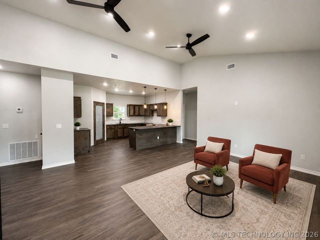 211 Manning Avenue, Caddo, OK 74729