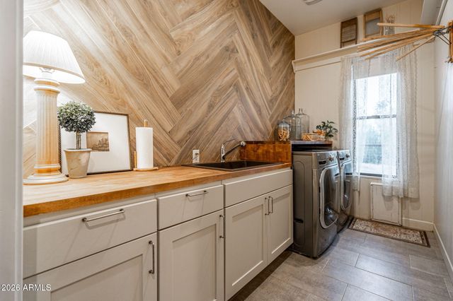 315 E SABROSA Drive, New River, AZ 85087