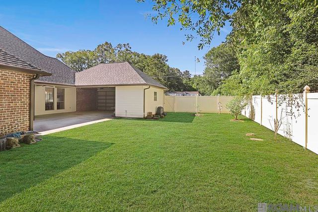 29407 Preston Pointe Dr, Livingston, LA 70754