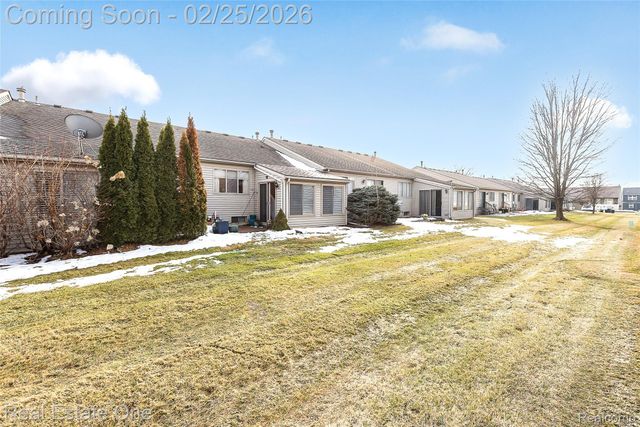 62351 Arlington Circle 3, South Lyon, MI 48178