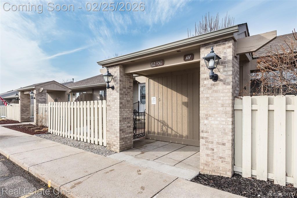 62351 Arlington Circle 3, South Lyon, MI 48178