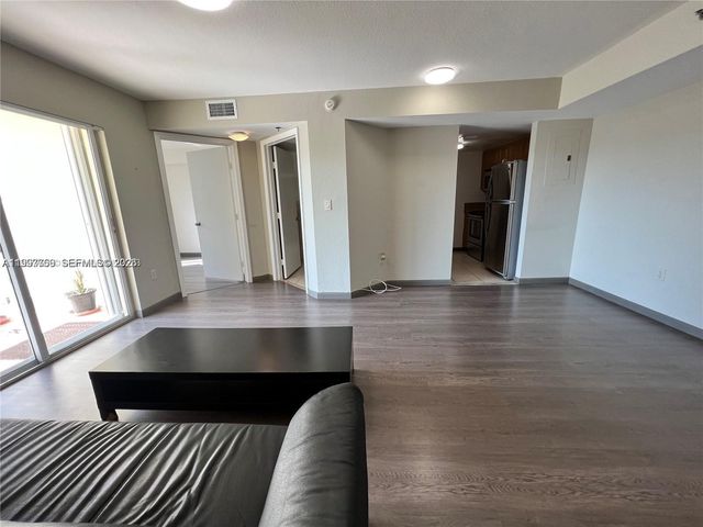 637 SW 3rd St 306, Miami, FL 33130