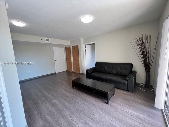 637 SW 3rd St 306, Miami, FL 33130