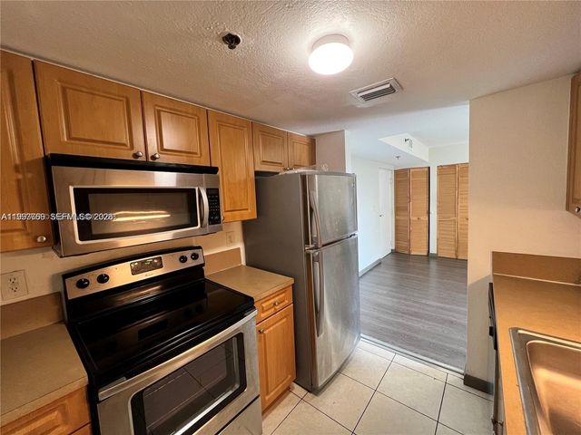 637 SW 3rd St 306, Miami, FL 33130