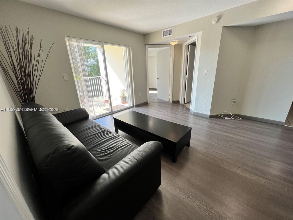 637 SW 3rd St 306, Miami, FL 33130