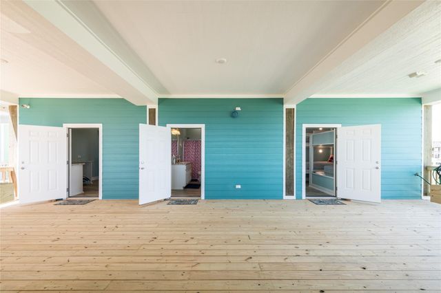 1960 Avenue I, Port Bolivar, TX 77650