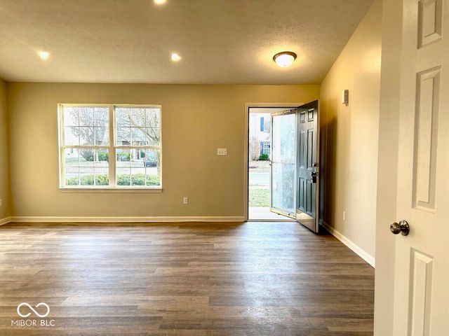 5822 W Deerview, Mccordsville, IN 46055