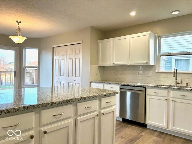 5822 W Deerview, Mccordsville, IN 46055