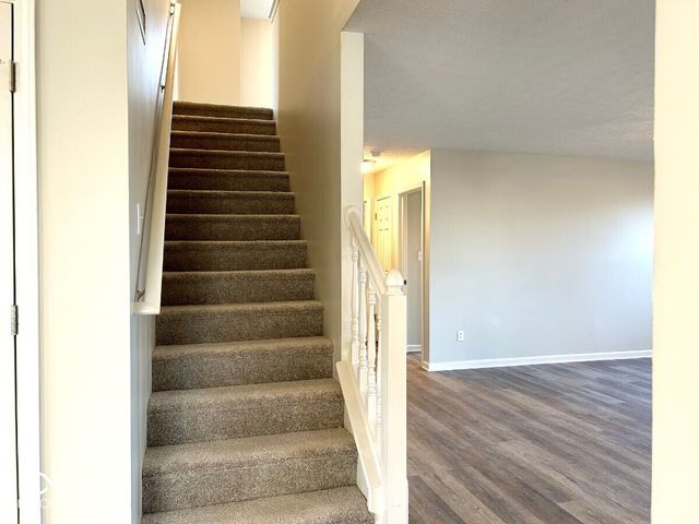 5822 W Deerview, Mccordsville, IN 46055