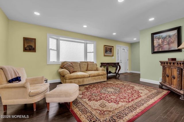 14 Riveredge Road, Tinton Falls, NJ 07724