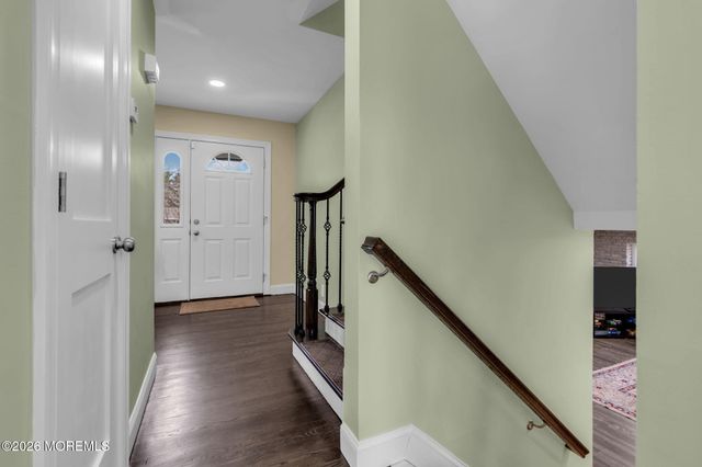 14 Riveredge Road, Tinton Falls, NJ 07724